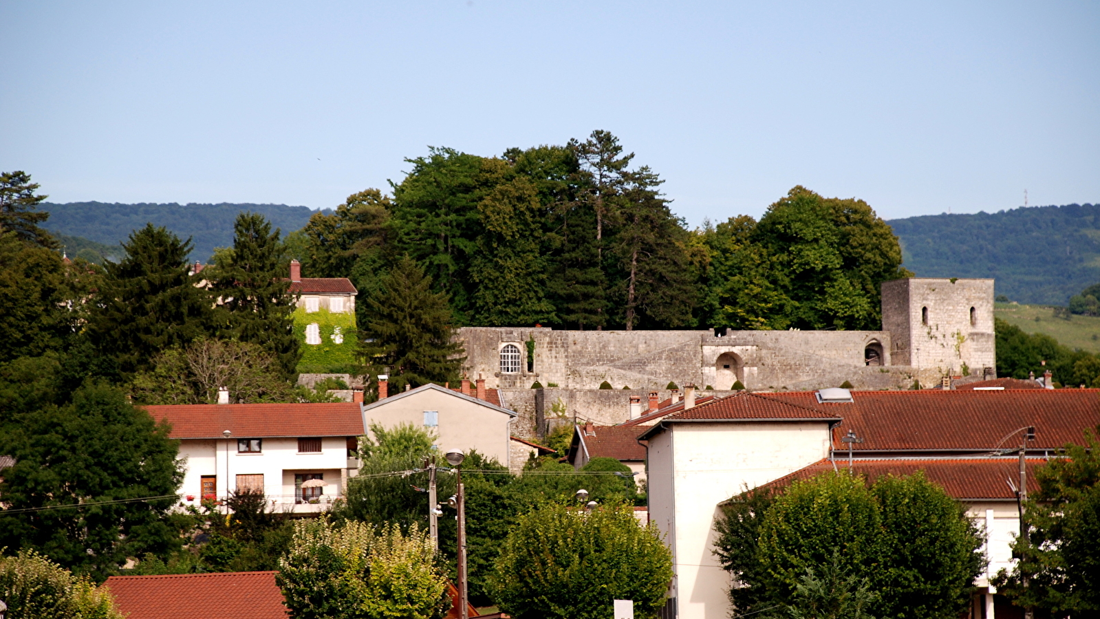 Sentier 'Le château - Avrillat' à Poncin
