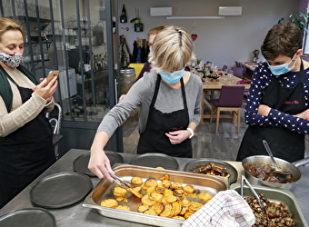 Cours de cuisine entre amis avec une ambiance - 