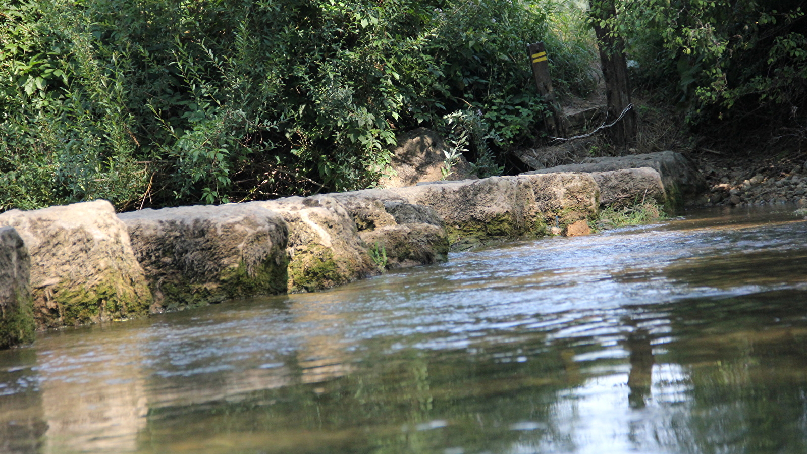 Côte de Thioles, Menhir et gués
