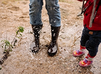 Sauter dans les flaques d'eau - 