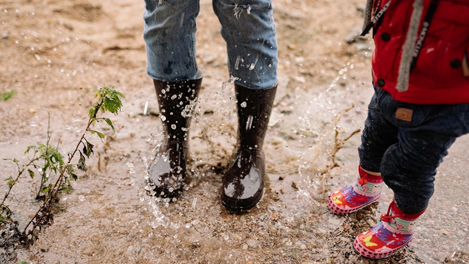 Sauter dans les flaques d'eau