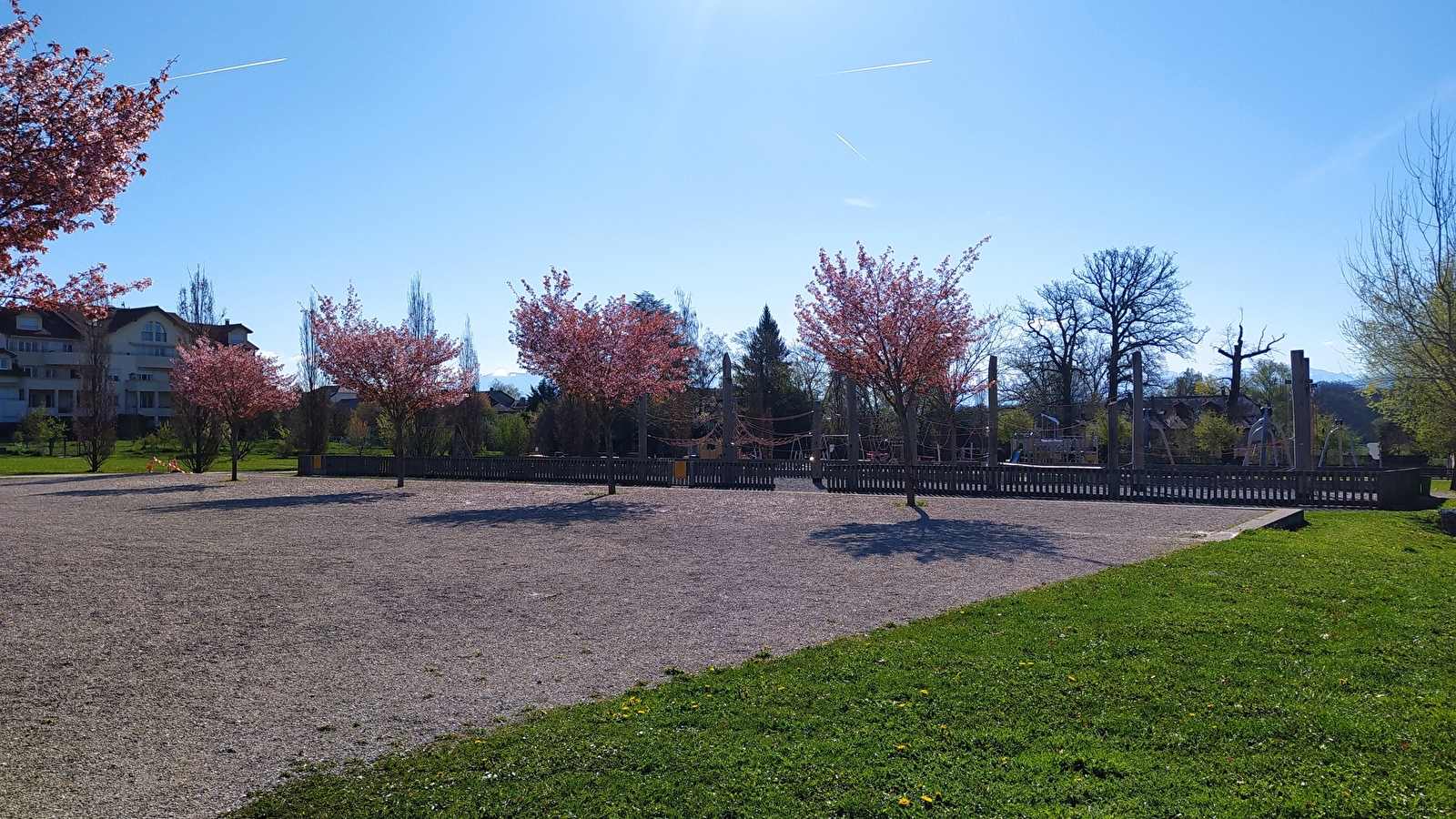 Allée et parc de la Tire