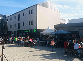 Boire un verre sur une terasse pleine d'ambiance - 