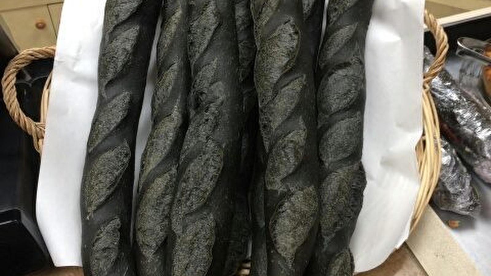 Une baguette toute noire !